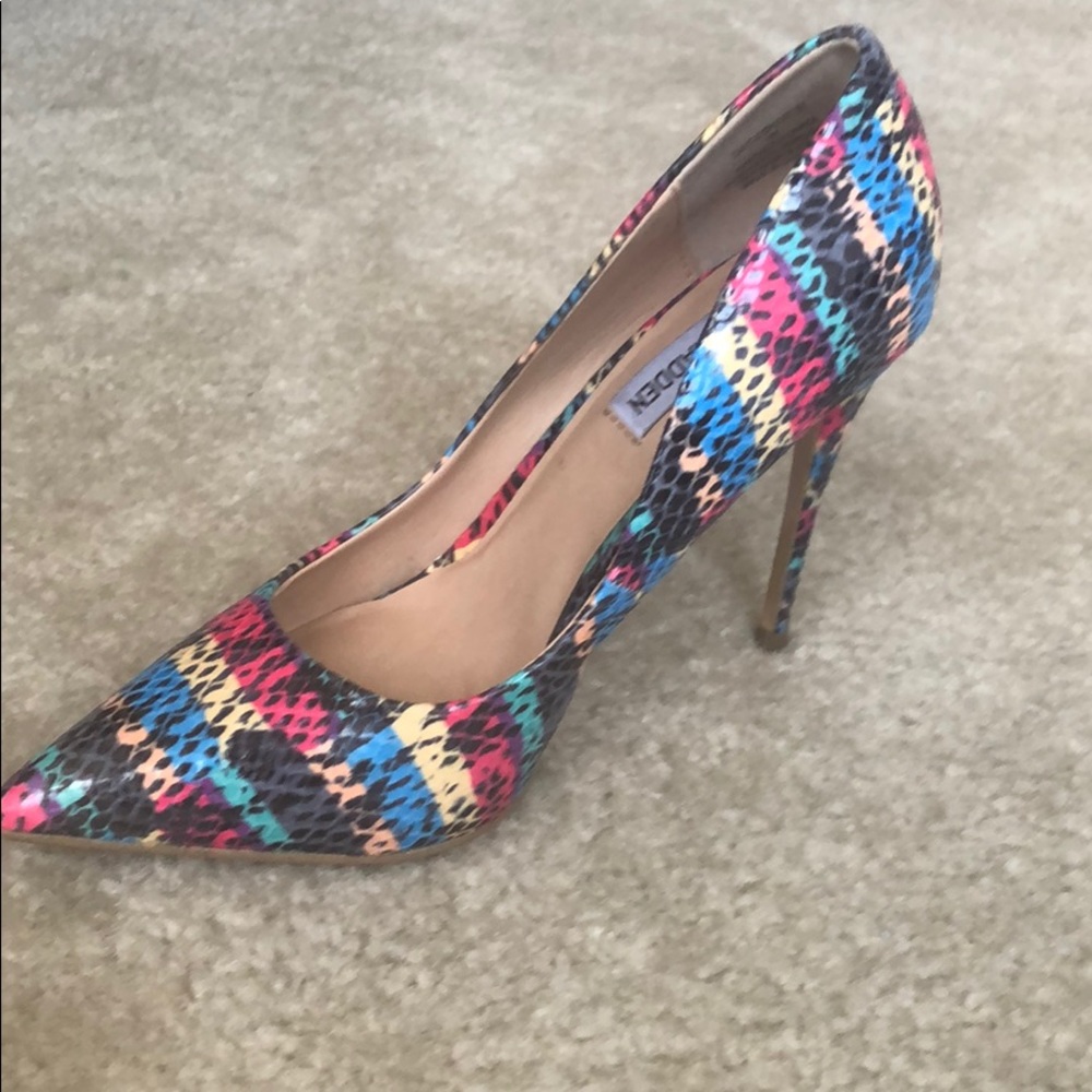 Colorful snake skin print pumps